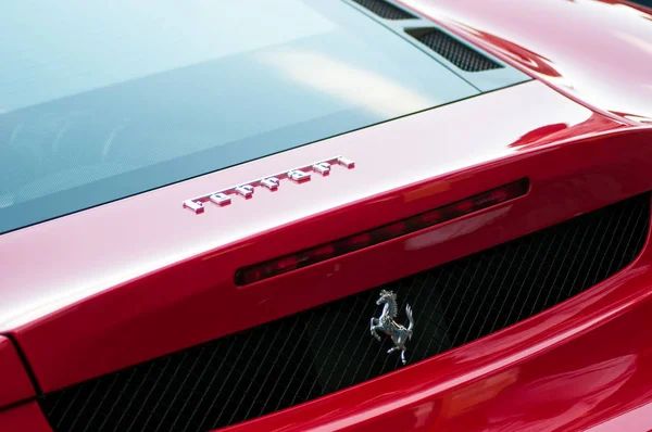 Logotipo Ferrari na vista traseira do carro esporte vermelho estacionado na rua — Fotografia de Stock