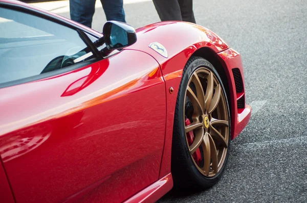 Rode Ferrari F430 geparkeerd in de straat — Stockfoto
