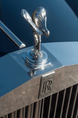  Rolls Royce 'un klasik logosu caddeye park edilmiş.