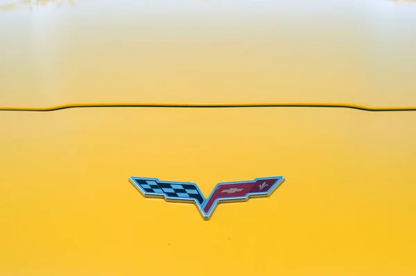 Logo Chevrolet Corvette en coche deportivo amarillo estacionado en la calle —  Fotos de Stock
