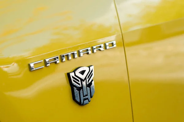 Logo su Camaro SS giallo parcheggiato in strada — Foto Stock