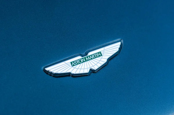 Logotipo de Aston Martin en coche delantero azul estacionado en la calle —  Fotos de Stock
