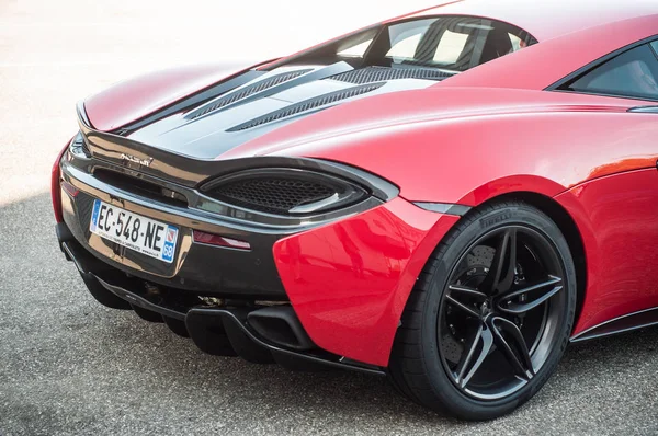 Zadní pohled na červené Mc laren super auto zaparkované na ulici — Stock fotografie