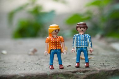 Açık havada duran Playmobil figürlerine yakın çekim
