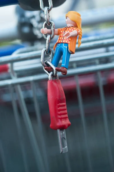 Figurine Playmobil grimpant sur le chariot métallique du supermarché — Photo