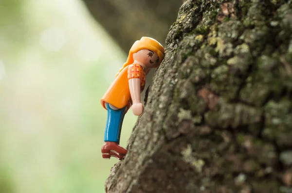 Playmobil статуэтка обнимает дерево ствол на открытом воздухе — стоковое фото