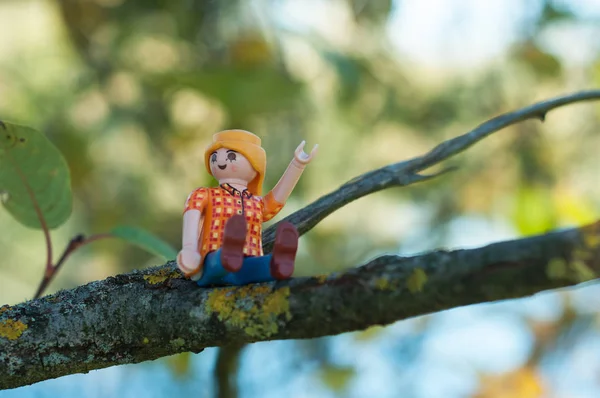 Figura Playmobil sentada en la rama del árbol al aire libre — Foto de Stock