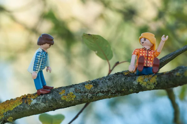 Playmobil figurky na větvi stromu v přírodě — Stock fotografie