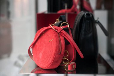  Longchamp 'ın lüks moda mağazasından kırmızı deri çanta.