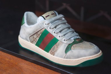 Gucci markasının deri yılanları lüks moda mağazasında sergileniyor.