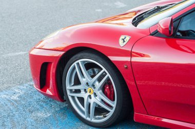 Kırmızı Ferrari F430 sokağa park edilmiş.