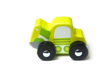 Minyatür oyuncak, beyaz arka planda ahşap yeşil araba.