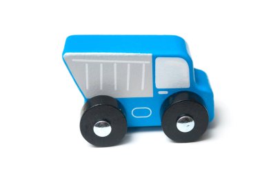 Minyatür oyuncak, beyaz arka planda ahşap mavi kamyon.