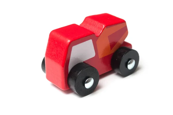 Κοντινό πλάνο του παιχνιδιού μινιατούρα, ξύλινο κόκκινο φορτηγό σε λευκό φόντο — Φωτογραφία Αρχείου