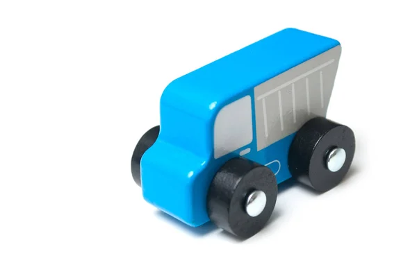 Κοντινό πλάνο του παιχνιδιού μινιατούρα, ξύλινο μπλε φορτηγό σε λευκό φόντο — Φωτογραφία Αρχείου