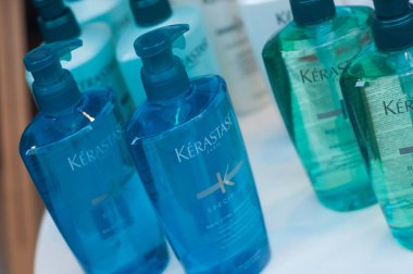 Kerastase şampuan şişeleri hardressser galerisinde