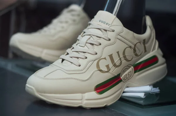 Кроссовки Gucci в салоне роскошного магазина — стоковое фото