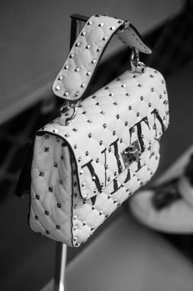 Bolso de mano Valentino en una tienda de moda de lujo — Foto de Stock