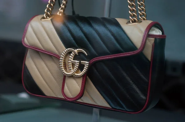Bolso de cuero de la marca Gucci en una sala de exposición de tienda de lujo — Foto de Stock