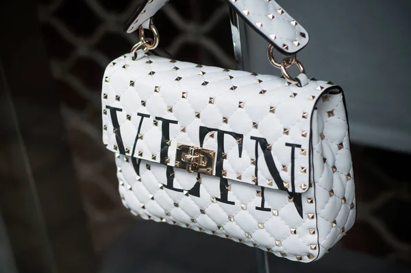 Bolso de mano Valentino en una tienda de moda de lujo — Foto de Stock