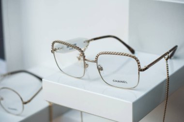 Chanel gözlükleri lüks moda mağazasında 