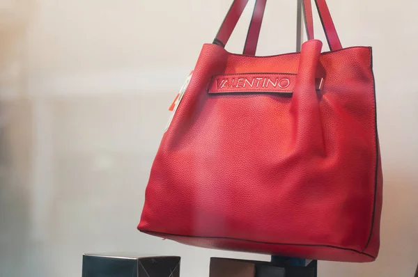 Valentino Lederhandtasche in einem Showroom eines Luxus-Modegeschäfts — Stockfoto