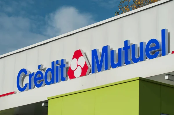 Firma de crédito mutuo en la fachada de la agencia bancaria francesa — Foto de Stock