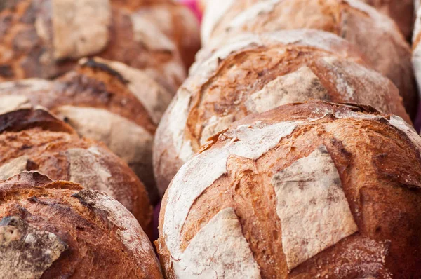 Primo piano della tradizionale pila di pane al mercato — Foto Stock