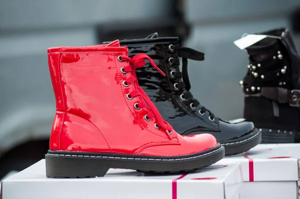 街市上红色及黑色靴子的封口 — 图库照片