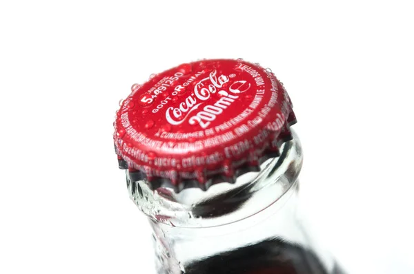 Gotas de agua en la cápsula de Cocacola sobre fondo blanco en la vista superior — Foto de Stock
