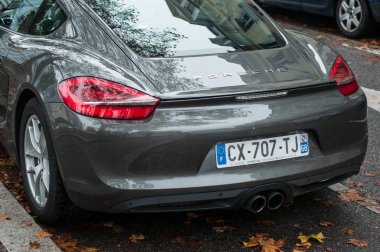  Gri Porsche 718 arka sokağa park edilmiş.