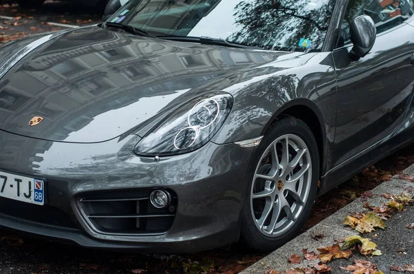 Cinza Porsche 718 frente estacionada na rua — Fotografia de Stock