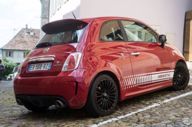 Mulhouse - Fransa - 28 Mayıs 2020 - Caddeye park edilmiş kırmızı Abarth 595 'in arka görüntüsü