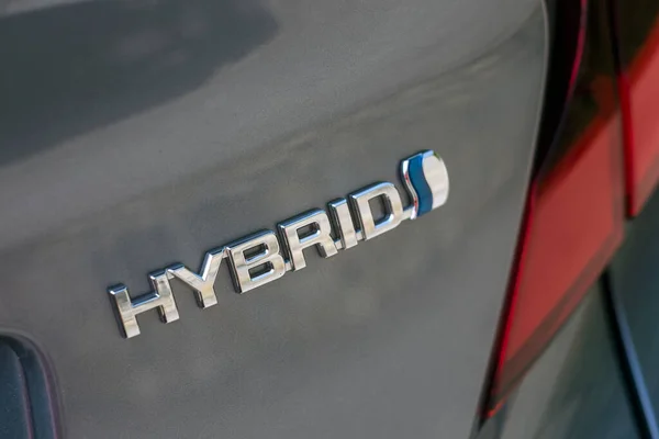 Mulhouse - Fransa - 28 Mayıs 2020 - Caddede park etmiş gri Toyota arabadaki Melez Kapanış Tabelası