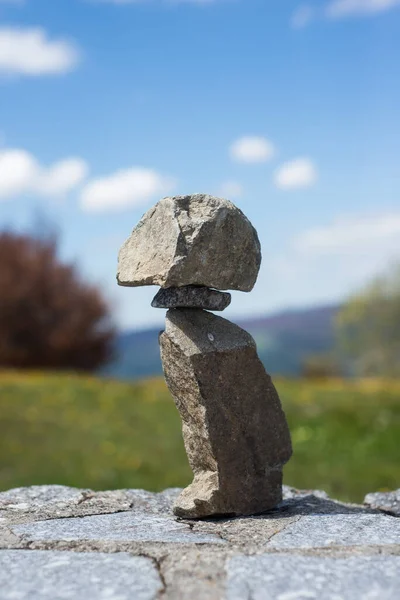 Fechar Equilíbrio Pedra Parede Apedrejada Fundo Paisagem Montanha — Fotografia de Stock