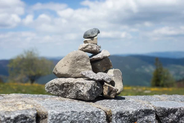 Fechar Equilíbrio Pedra Parede Apedrejada Fundo Paisagem Montanha — Fotografia de Stock