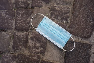 Covid-19 salgını sırasında sokakta bırakılan kullanılmış tıbbi maske.