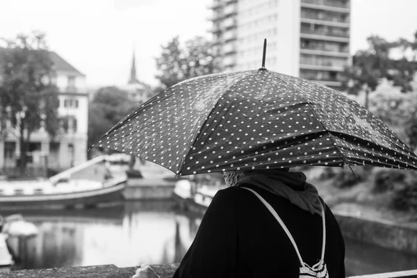 Portrét Ženy Stojící Ulici Černým Deštníkem Zadní Pohled — Stock fotografie