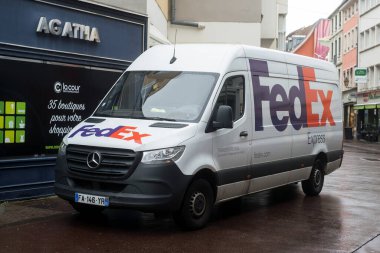 Mulhouse - Fransa - 5 Haziran 2020 - Fedex dağıtım kamyonu moda mağazasının yakınına park edildi