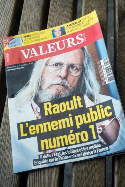 Mulhouse - Fransa - 5 Haziran 2020 - Didier Raoult dergi kapağında İngiliz halk düşmanı 1 numaralı İngiliz devlet düşmanı Marsilya Üniversite Hastanesi 'nin ünlü profesörü 