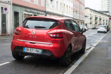 Mulhouse - Fransa - 7 Haziran 2020 - Kırmızı Renault Clio DCI 'nin arka görüntüsü