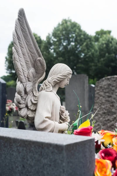 Primer Plano Ángel Apedreado Flores Artificiales Tumba Cementerio —  Fotos de Stock