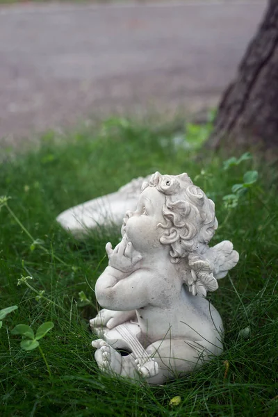 在墓地的草地上 被石头砸死的小天使的特写镜头 — 图库照片