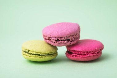 Yeşil arka planda geleneksel Fransız badem kurabiyelerinin kapanışı 