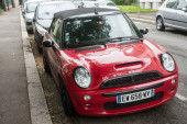 Mulhouse - Franciaország - 14 június 2020 - Front view of red mini cooper S park in the street