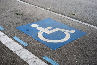Caddedeki geçersiz park alanının mavi sembolüne yakın plan