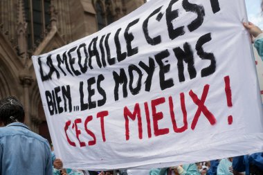 Mulhouse - Fransa - 16 Haziran 2020 - hastanede daha fazla kaynağa ve maaş artışına sahip olmak için sokakta tıbbi maskeli protestocular