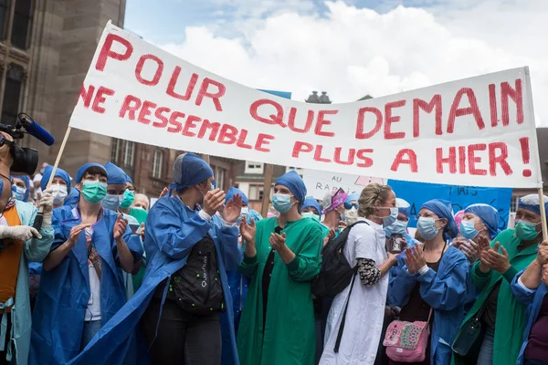 Mulhouse França Junho 2020 Pessoas Protestando Com Máscaras Médicas Rua — Fotografia de Stock