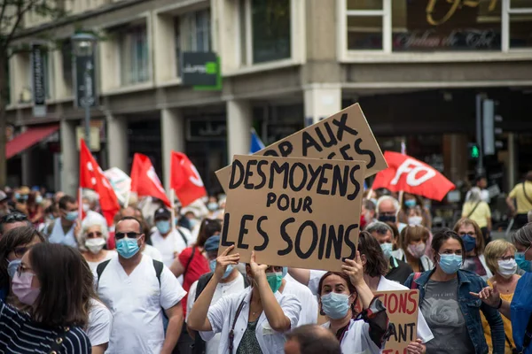 Mulhouse Francja Czerwiec 2020 Osoby Protestujące Maskach Medycznych Ulicy Aby — Zdjęcie stockowe