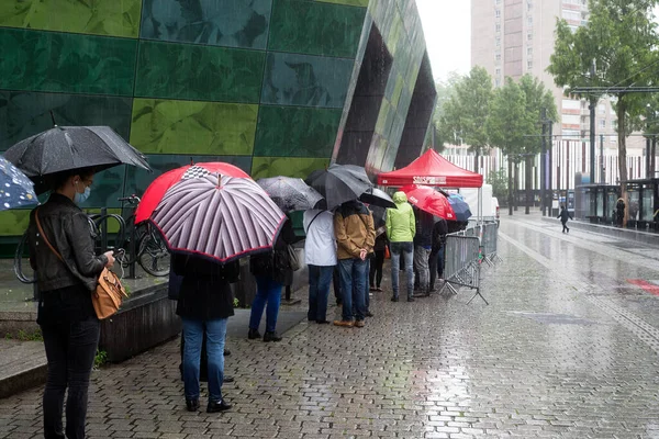 Mulhouse Francia Junio 2020 Gente Hace Cola Con Paraguas Para —  Fotos de Stock